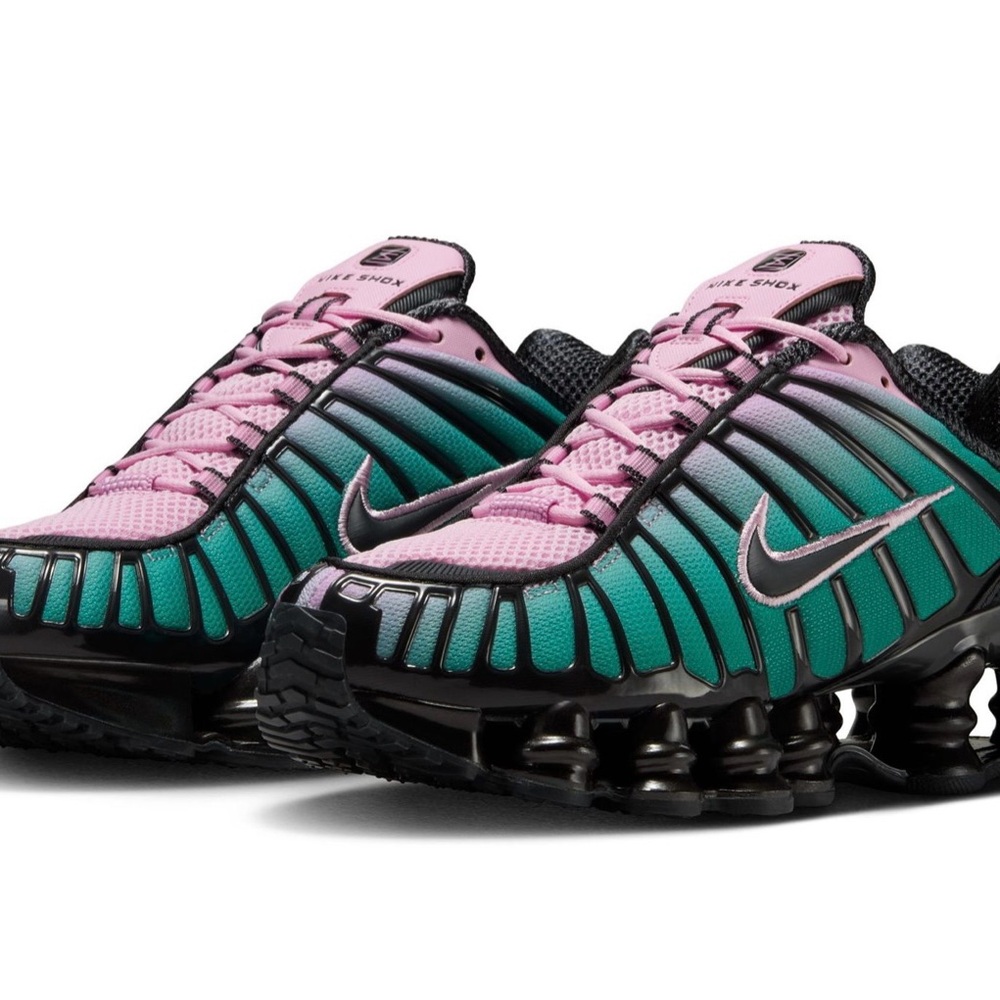 NIKE
SHOX TL FADE
Women – Lt Arctic Pink/Neptune Green-off Noi